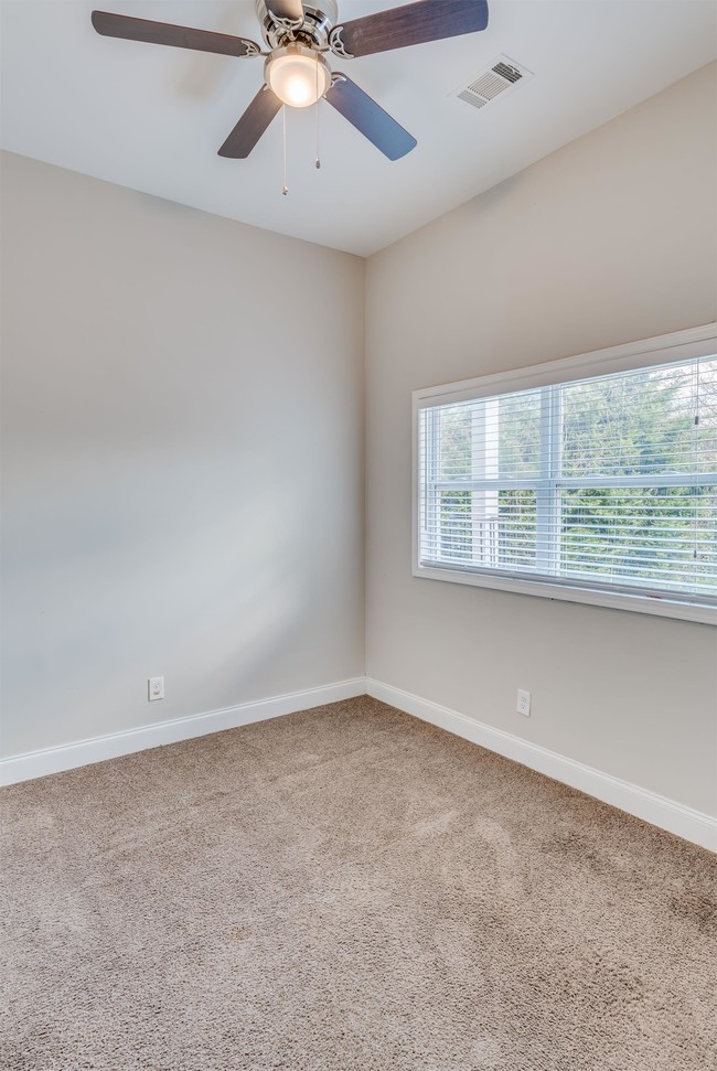 Building Photo - 1575 Laurel Park Cir
