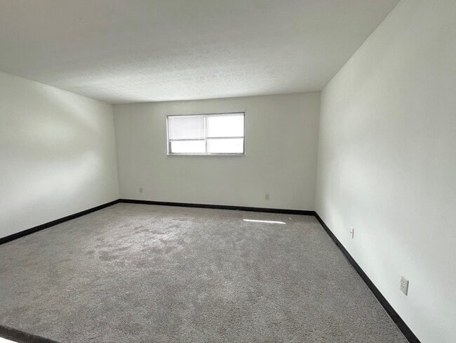 Building Photo - 166 Briarwood Dr