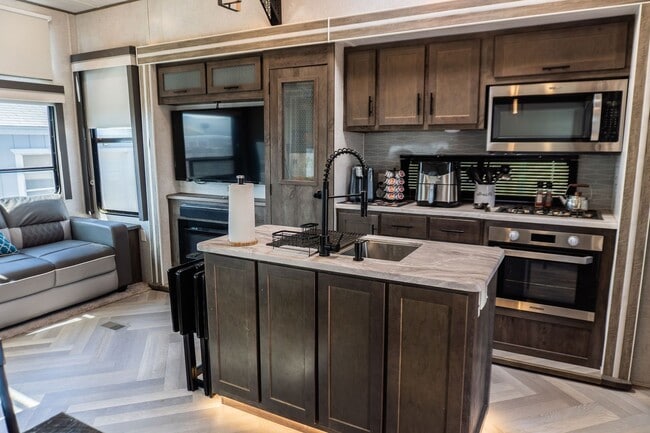 Building Photo - Turn-Key Park Model in Yuma Foothills – Fu...