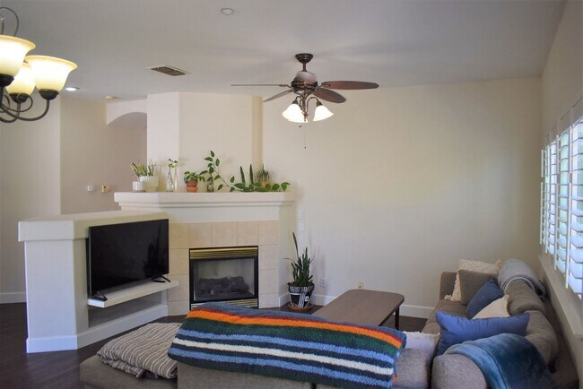 Foto del edificio - Wonderful gated Bentley Square HOA home in Browns Valley!