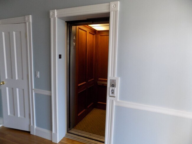Building Photo - 3 Bedroom