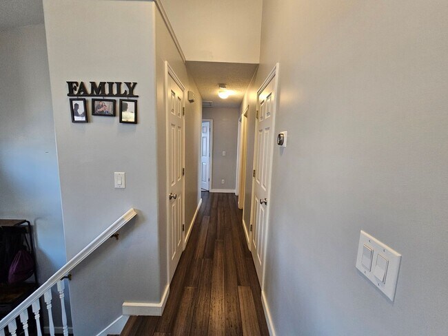 Foto del edificio - Spacious 4-Bed, 2-Bath Pet-Friendly Home with Central Air & 2-Car Garage! - Available NOW!