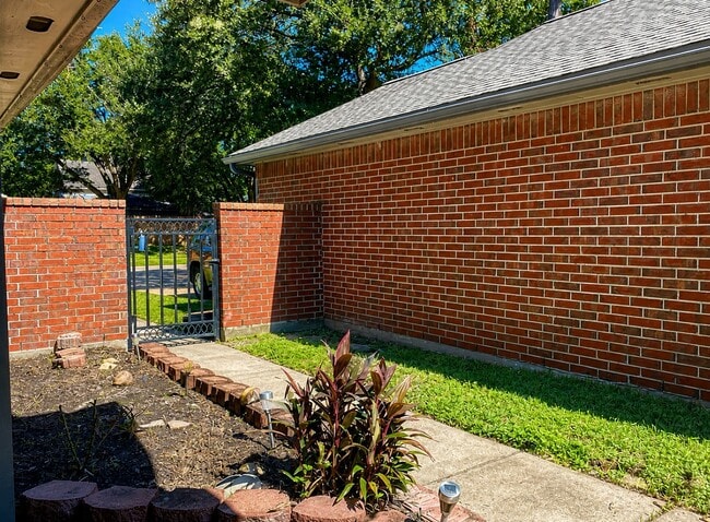 Building Photo - 7142 River Garden Dr
