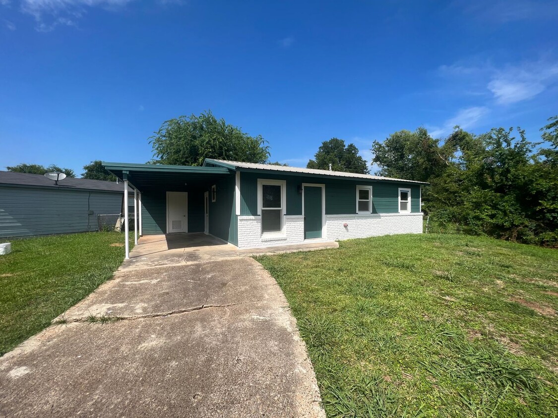 Primary Photo - Affordable 3-Bedroom Home on a Spacious Co...