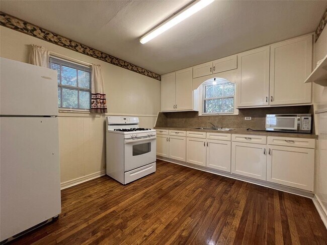 Building Photo - 604 W 11th St