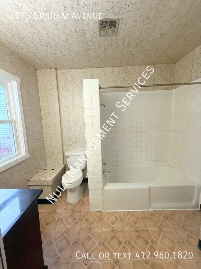 Foto del edificio - 1135 Graham Ave