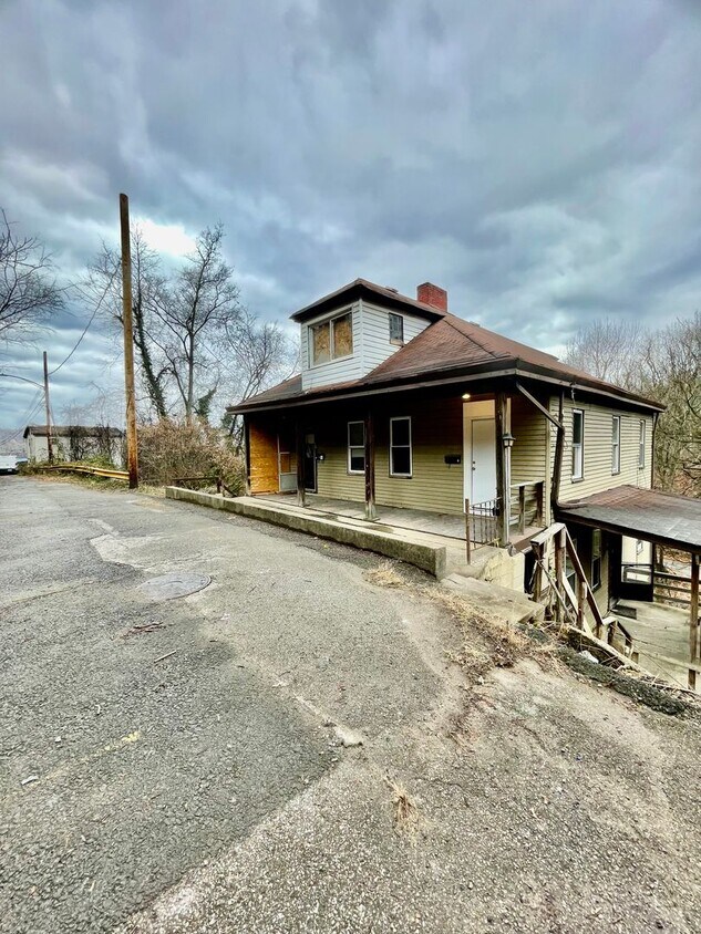 24 Walther St Unit 2, McKees Rocks, PA 15136 Room for Rent in McKees