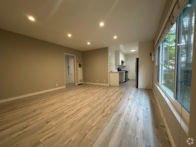 Building Photo - 7555 De Longpre Ave