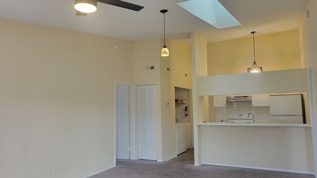 Foto del edificio - Newpointe Condo