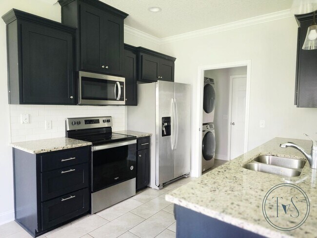 Building Photo - FALL MOVE-IN SPECIAL: $1000 OFF 1st MONTH'S RENT!**