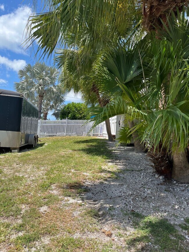 Building Photo - Large home on corner lot!