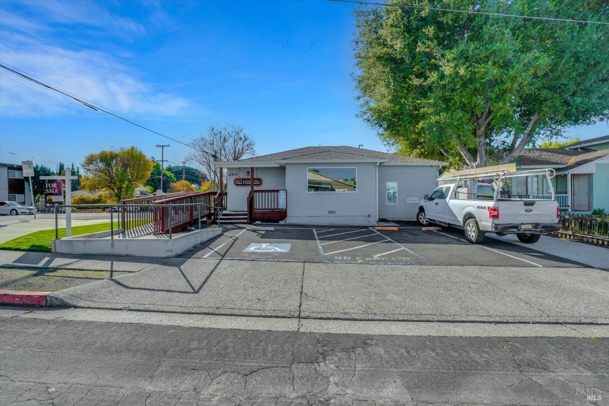 Primary Photo - 490 E L St