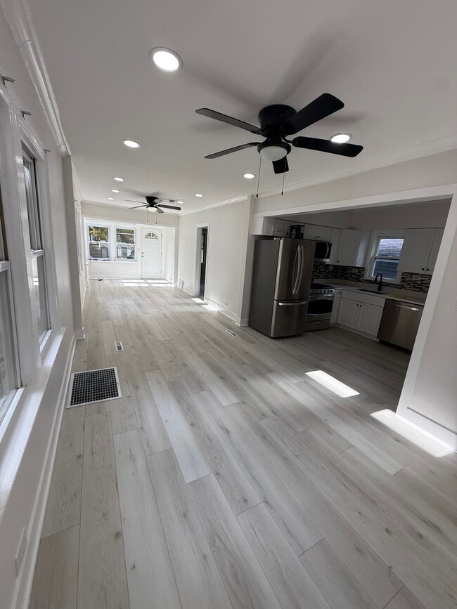 Building Photo - 2011 Grey Ave