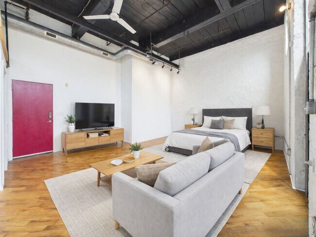 Foto del edificio - Bright studio with private backyard area  FREE WASHER/DRYER