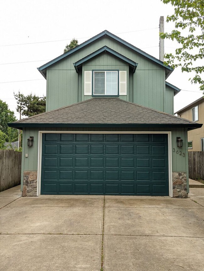 Building Photo - Beautiful 3-Bedroom, 2.5-Bath Home In River Road Area of Eugene!