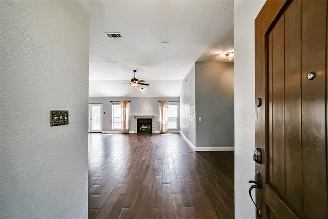 Foto del edificio - 8131 Split Oak Dr