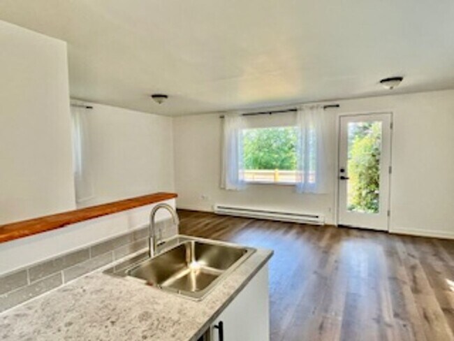 Building Photo - Classic Northwest Cottage With View of Lak...