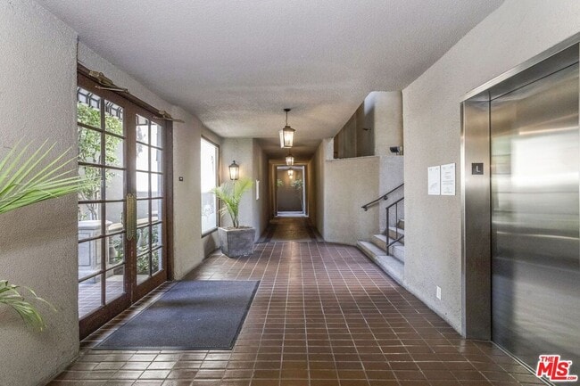 Foto del edificio - 8455 Fountain Ave