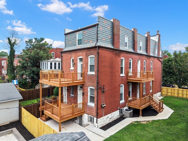 2 decks in unit - 2722 Armand Pl