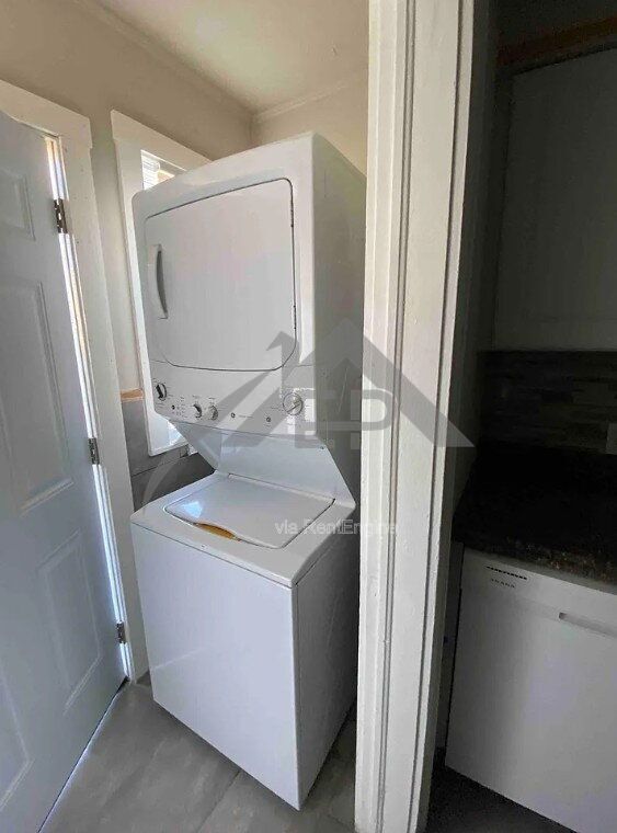 Building Photo - 1003 NE 17th St