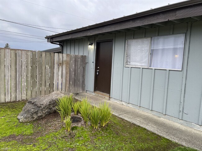Building Photo - 3 br, 1 bath Duplex - 328 South Wasson Street