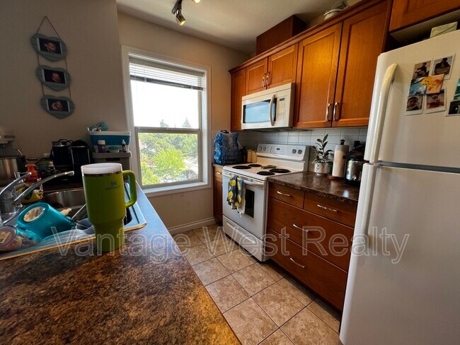 Photo du bâtiment - 598-598 Sutherland Ave