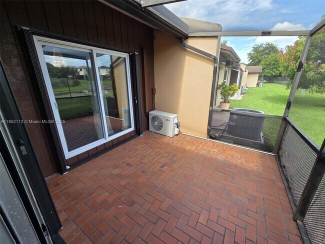 Foto del edificio - 9430 S Meadows Cir
