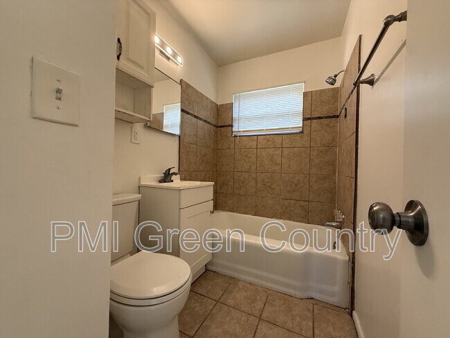Foto del edificio - 1547 E 51st St N