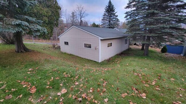 Building Photo - 1540 N 7th Ave E