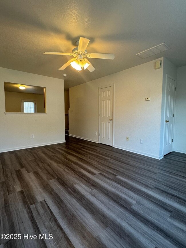 Building Photo - 60 Rainbow Dr