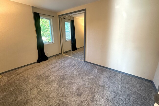 Building Photo - Bright and spacious 5bd 2 ba house in Edmo...