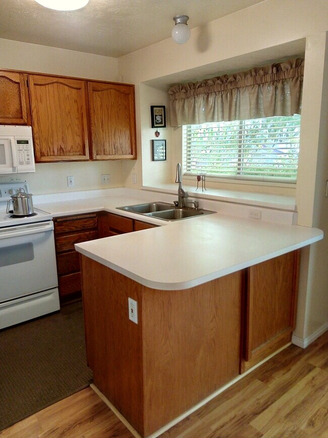 528 W 1950 N, Centerville, UT 84014 House for Rent in Centerville, UT