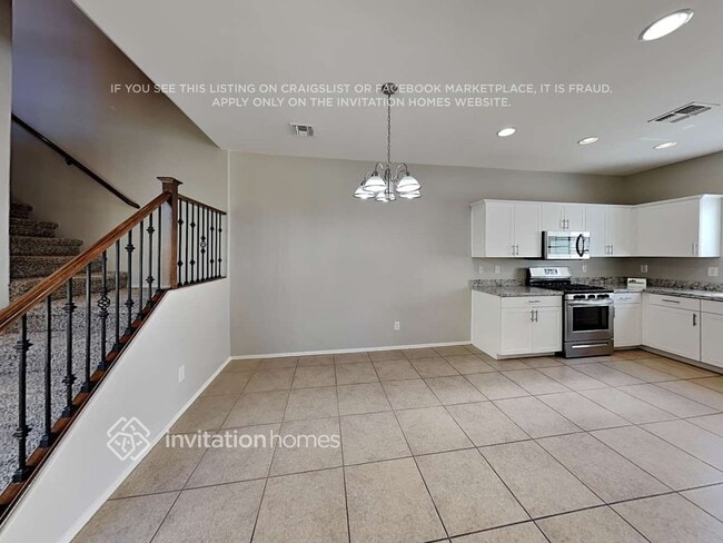 Building Photo - 3523 S Swan Dr