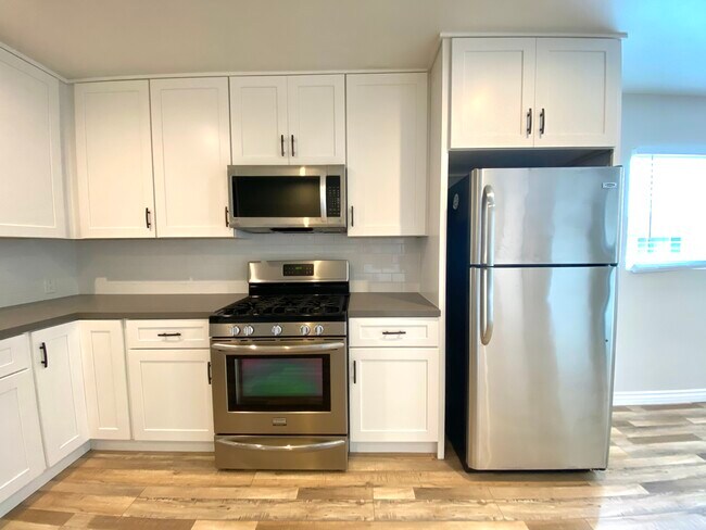Kitchen - 444 Irvine Ave