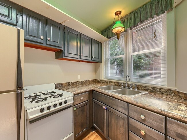 Foto del edificio - Spacious 3 Bedroom Single Family Home in the Capital District