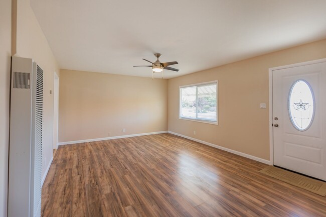 Building Photo - Spacious 4 Bedroom Home