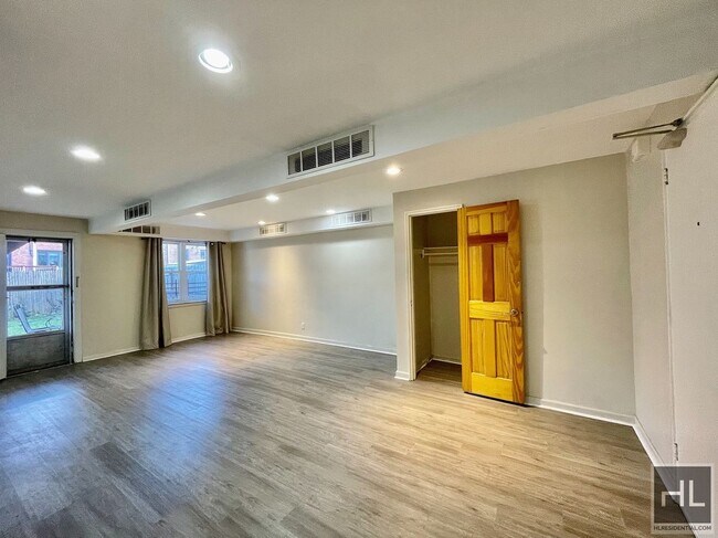 Building Photo - Large Studio with yard access in Middle Vi...