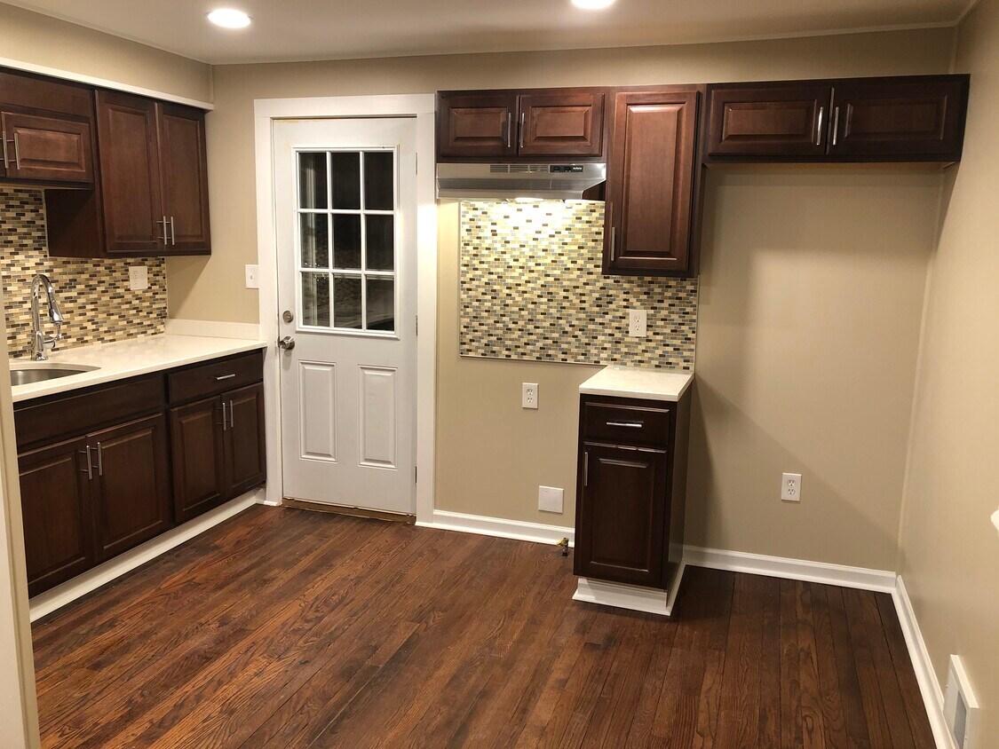 Kitchen - 12 Sandstone Dr