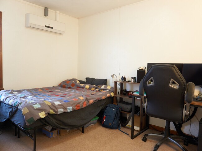 Amplios dormitorios con luz natural y calefacción/refrigeración con control independiente. - 121 Edith St