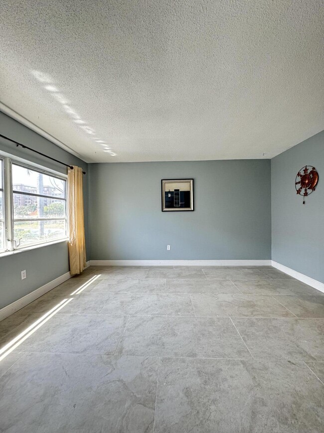 Building Photo - 382 E Royal Palm Rd