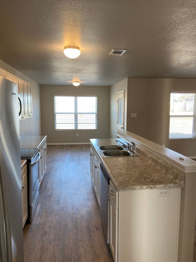 Building Photo - *Pre-leasing* Three Bedroom | Two Bathroom...