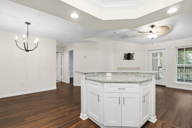 Building Photo - "Discover Coastal Comfort: Spacious 2-Bed, 2-Bath Condo at Summer House, Hilton Head Island!"