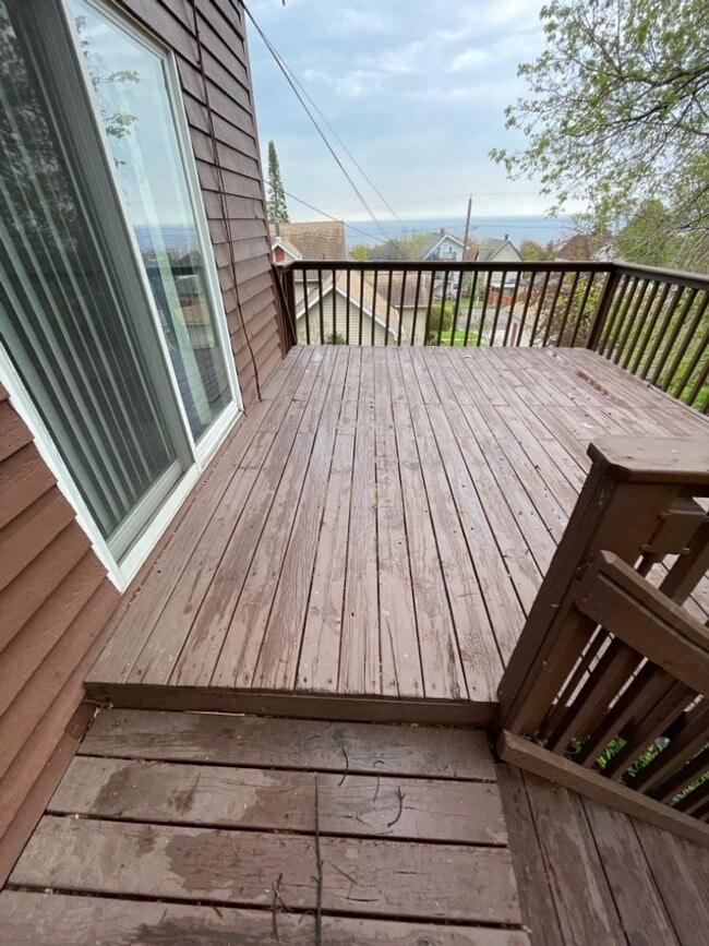 Building Photo - AVAILABLE JUNE - 5 Bed 2 Bath In East Hillside