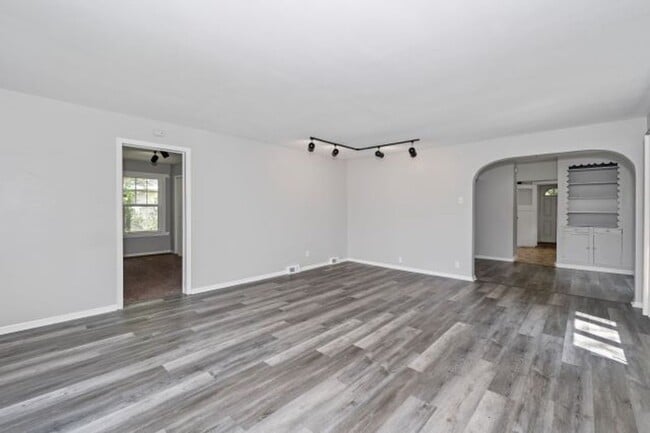 Building Photo - 602 E Upham Rd