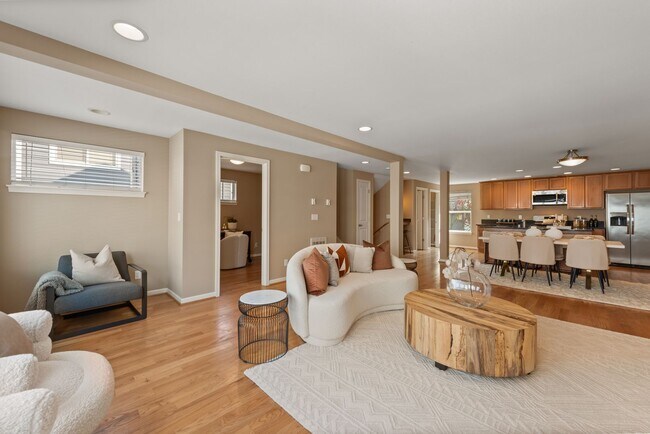 Foto del edificio - 4BR + Den Greenwood Home with Private Suite & 2-Car Garage