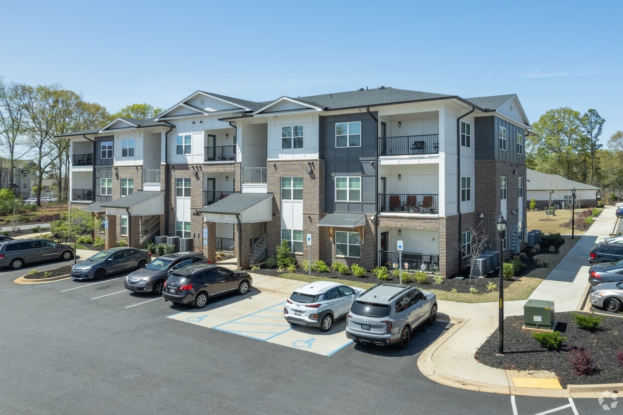 Primary Photo - Parklyn Apartments