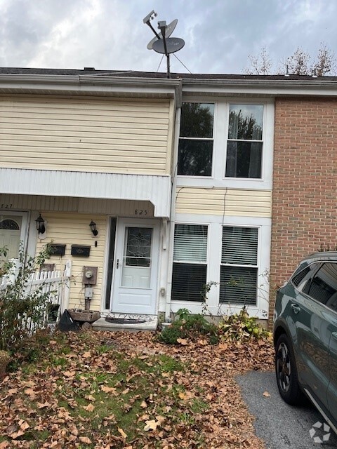 Building Photo - 825 Summit Chase Dr