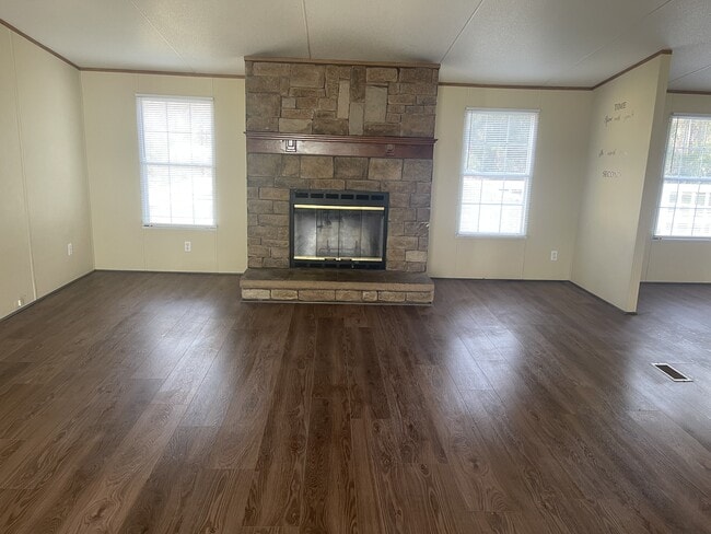 Foto del edificio - 824 Log Landing Rd