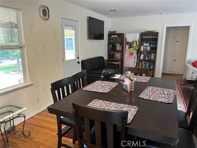 Foto del edificio - 6861 N White Oak Ave