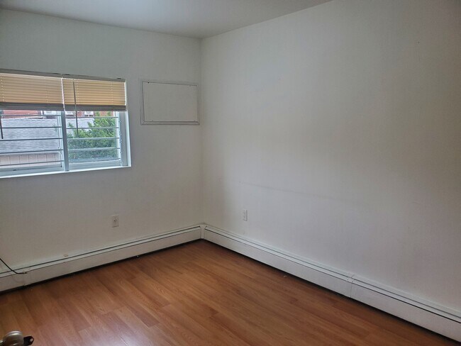 Building Photo - Bright 2 bedroom apartment